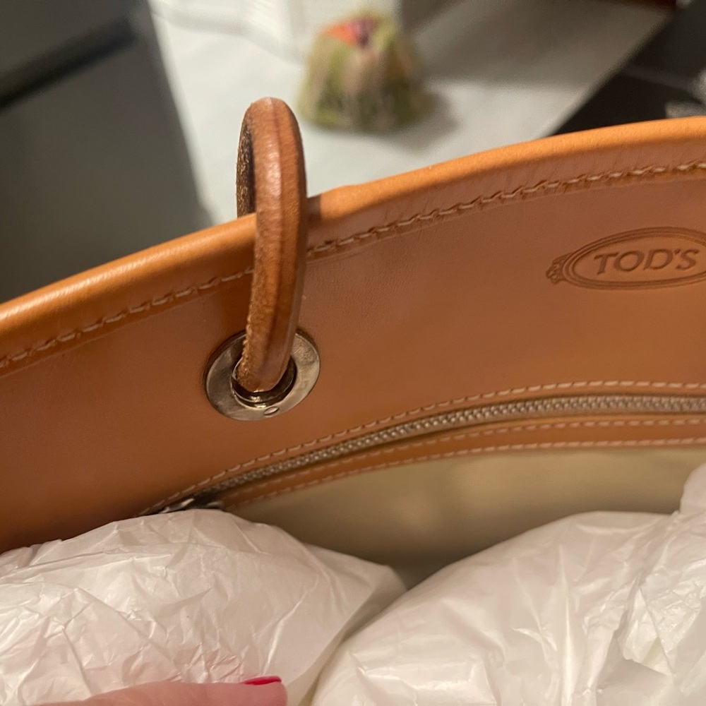 Tod's Elegant Tan and Cream Tote Bag - Picture 6 of 11